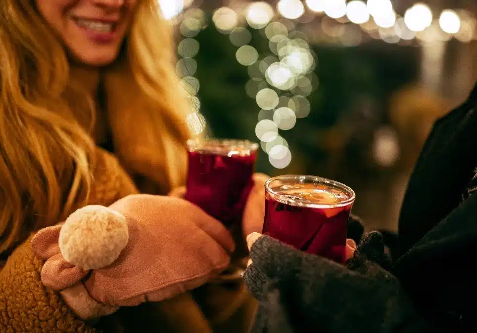 Glühwein beim Weihnachts-Event im Barfußland
