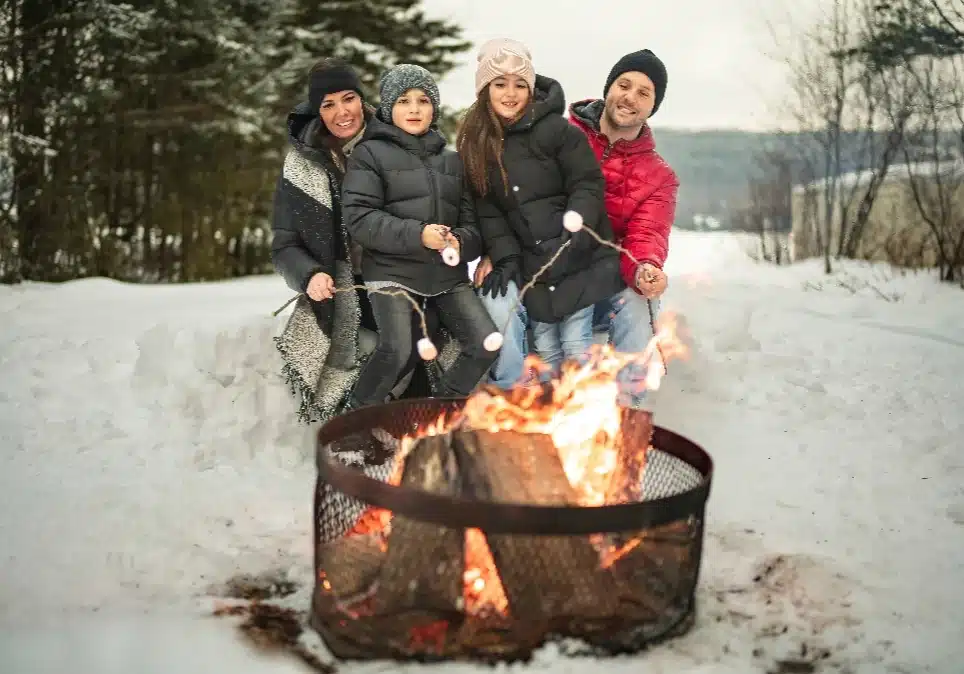 Familie am Lagerfeuer im Winter – Weihnachten im Barfußland