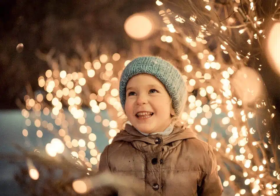 Kind staunt über Weihnachtslichter im Barfußland
